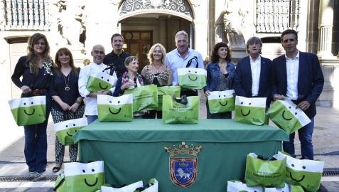 El comercio de Pamplona regala bolsas reutilizables para los clientes