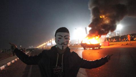 Decenas de muertos al enfrentarse hinchas de fútbol y la Policía