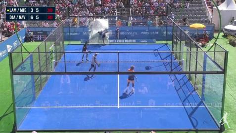 Un jugador choca contra cristal, lo rompe y se retira debido a los cortes sufridos