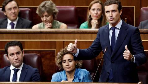 El PSOE espera que la dimisión de Montón ponga el foco sobre Pablo Casado