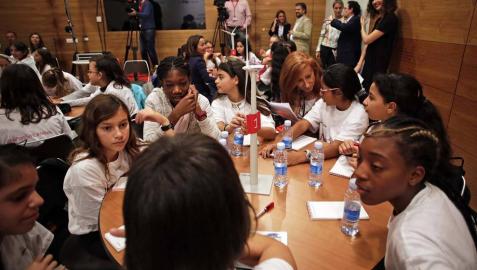 Alumnas de Sarriguren promocionan la igualdad de género con Acciona