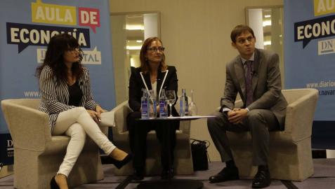 Mireia Torres, flanqueada por Belén Galindo (Diario de Navarra) y Mikel Benet (Navarra Capital). Mireia Torres, flanqueada por Belén Galindo (Diario de Navarra) y Mikel Benet (Navarra Capital).