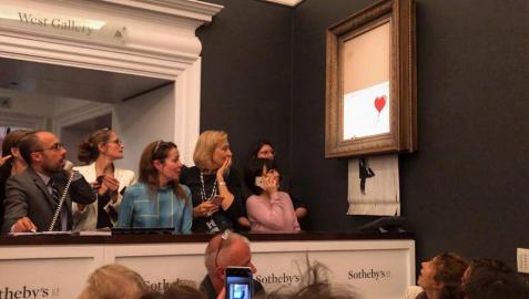 Una obra de Banksy se autodestruye al ser subastada