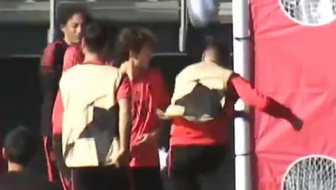 Ramos se enfada con un canterano por un golpe y le pega dos balonazos Ramos se enfada con un canterano por un golpe y le pega dos balonazos