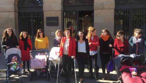 Madres navarras registran en el Parlamento más de 26.000 firmas para reclamar la devolución del IRPF
