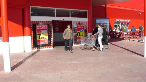 Entrada al hipermercado eroski de Pamplona.