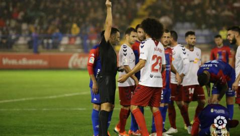Osasuna remonta con diez y con gol de Torres en el descuento
