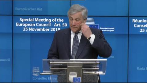 El gesto de Tajani en Bruselas contra la violencia machista