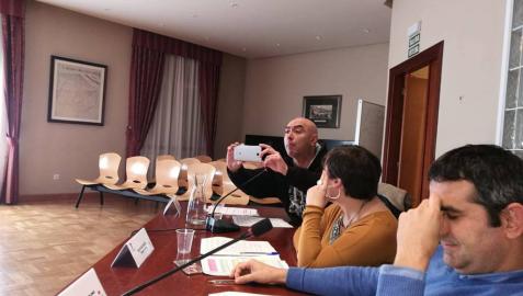 Francisco Espinosa (Cambiando Huarte) graba un momento de la sesión del miércoles ante la sorpresa y el cansancio de los ediles de Geroa Bai, Idoia De Carlos y José Antonio Beloqui. La imagen la tomó la concejal de EH Bildu Laura Aznar.