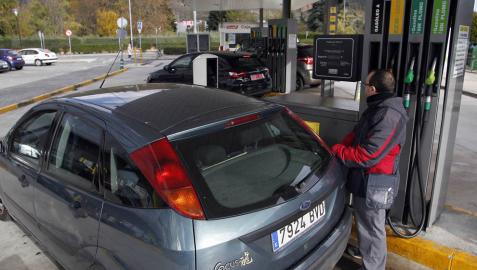 Concesionarios y gasolineras, cautos ante la prohibición de la gasolina y el diésel