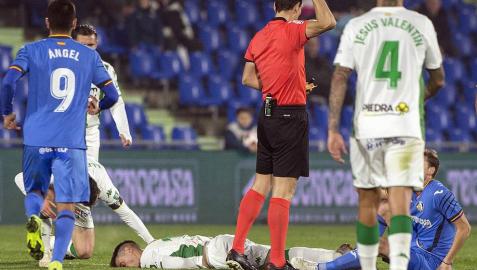 Jaime Romero, ex de Osasuna, abandona el Getafe-Córdoba en camilla y con collarín