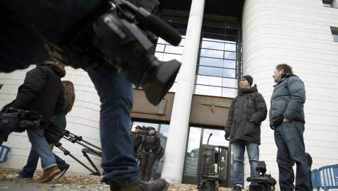 Cámaras de televisión esperan a la puerta de la Audiencia de Navarra