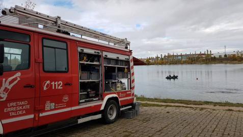 Cinco bomberos heridos al volcar en Ballariain el camión en el que iban a apagar un incendio