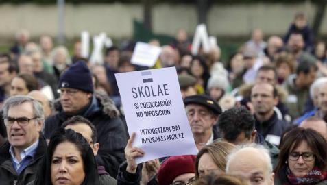 Unas 5.000 personas según los convocantes y 1.500 según la Delegación del Gobierno se han congregado en el parque de la Insumisión para mostrar su descontento con el programa educativo impulsado por el Gobierno foral.