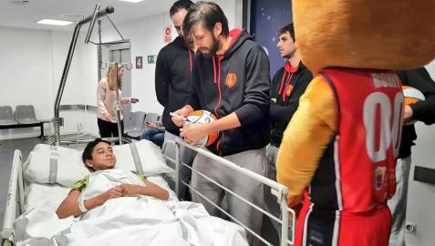 La plantilla del Basket Navarra visita a niños y niñas ingresados en el CHN