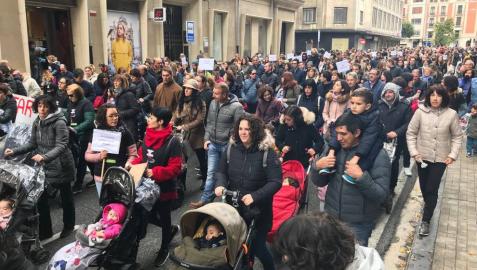 El grupo de madres y padres que reclaman la devolución del IRPF se ha manifestado este sábado en Pamplona para reclamar el IRPF por las bajas de maternidad.