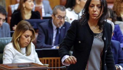 Marta Bosquet, que ha sido elegida presidenta de la Cámara autonómica, tras su votación para elegir los miembros de la Mesa, ante la presidenta de la Junta en funciones, Susana Díaz.