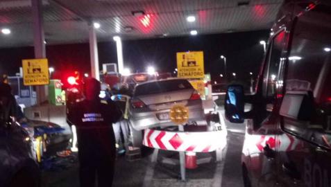 Tres heridos al empotrarse un coche contra el peaje de Zuasti Tres heridos al empotrarse un coche contra el peaje de Zuasti