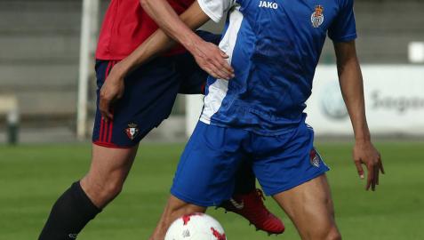 Valdo (Peña Sport) defiende la pelota ante su rival Moncayola (Osasuna) en el partido de ayer