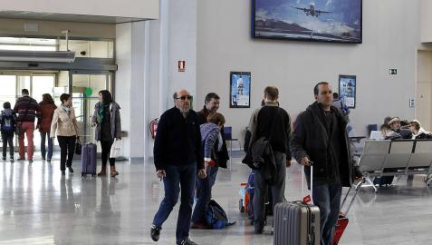 Imagen de pasajeros en el aeropuerto de Pamplona en una imagen de archivo.