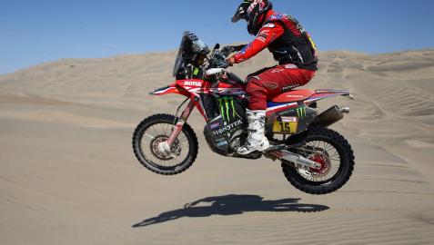 El estadounidense Ricky Brabec, en su moto Honda durante la séptima etapa del Rally Dakar 2019.