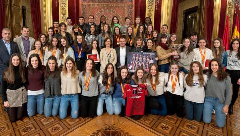 Las selecciones navarras de balonmano y el conjunto junior del club Alaia de gimnasia rítmica, en la recepción de la consejera Herrera en el Salón del Trono.