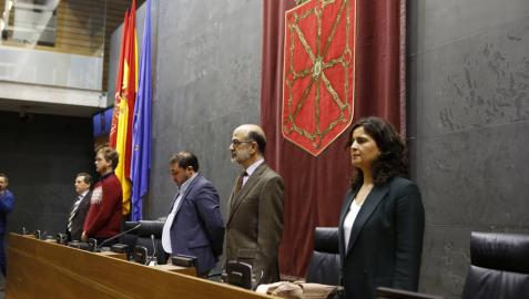 Minuto de silencio en el Parlamento de Navarra.