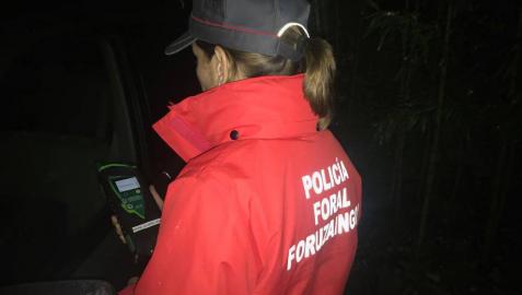 Una agente de la Policía Foral realiza un test de alcoholemia.