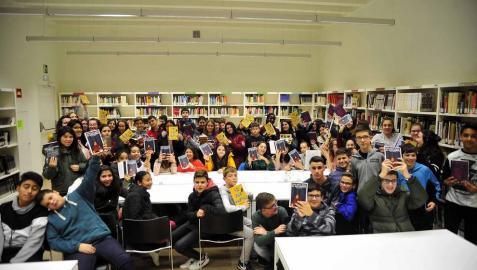 Alumnos del IES Marqués de Villena de Marcilla muestran varios títulos de la biblioteca. Promover la lectura entre los jóvenes es uno de los objetivos del centro y, también, de la biblioteca.