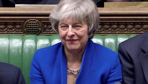 La primera ministra Theresa May, durante la moción de censura a la que se ha visto sometida.