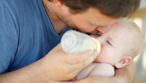 El número de permisos de paternidad no aumenta a pesar de la ampliación