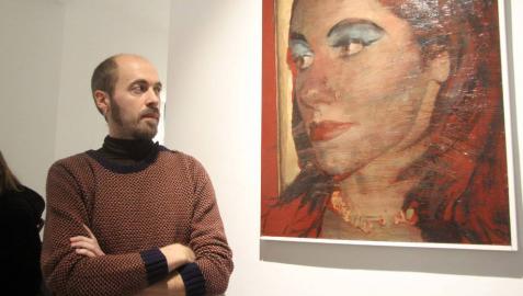 El artista Javier Artica Rubio posa junto a una de sus obras de la exposición Mecanismos de defensa en la galería Tournemire de Madrid.