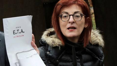 Maite Pagazaurtundua pregunta a Otegi si