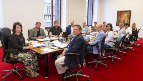 El Parlamento de Navarra condena los asesinatos de ETA con la abstención de EH Bildu