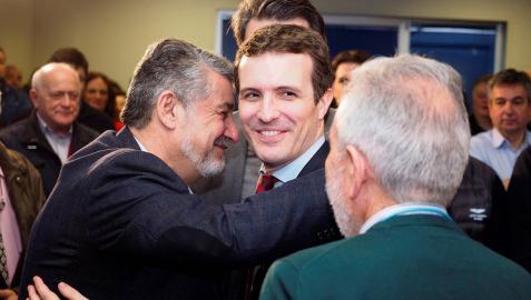 El presidente del PP, Pablo Casado, saluda a militantes del Partido Popular en la sede de Lugo.