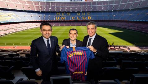 Bartomeu, Valverde y Mestre posan en el Camp Nou tras la renovación del entrenador.