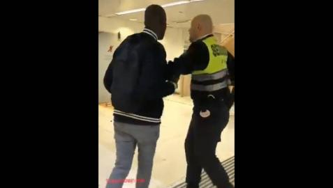 Captura del vídeo en el que el vigilante empuja a un viajero en Sants.