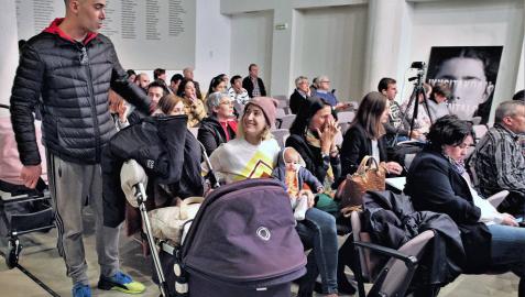 Medio centenar de familiares siguió el sorteo en directo en el propio salón de actos de Educación. También se retransmitió en vivo en Internet.