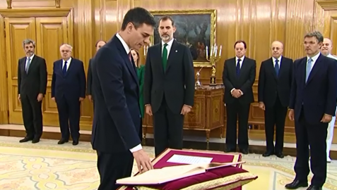 Pedro Sánchez promete su cargo de presidente del Gobierno sin símbolos religiosos