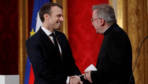 El nuncio del Papa en Francia, Luigi Ventura, junto a Emmanuel Macron.