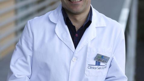 El doctor Manuel Murie Fernández, en su día a día en la Clinica San Miguel, donde dirige el departamento de Neurología.
