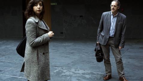 Laura Pérez (Podemos-Orain Bai) y Adolfo Araiz (Bildu), en el atrio del Parlamento foral.