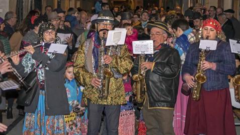 Su alegre pasacalles recorrió el centro de la ciudad entre canciones y bailes de los ex danzaris Francisco Beruete
