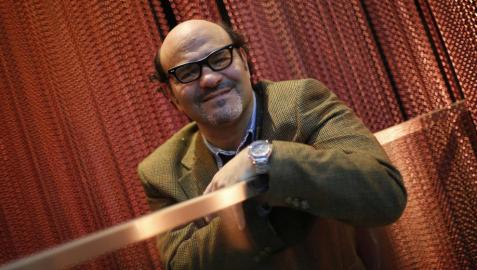 El abogado y cantante de De 2 en blues band, Miguel Ángel González en el Café Niza pamplonés.