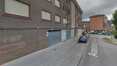 Detenido un hombre en Derio por agredir a su expareja en la vía pública