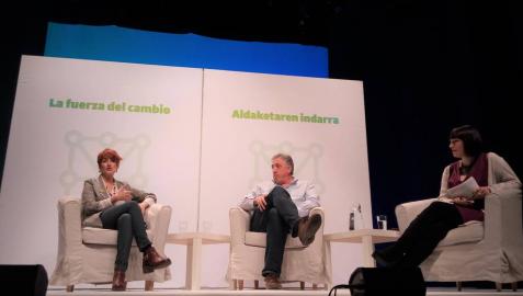 Bakartxo Ruiz y Joseba Asiron en un acto de EH Bildu
Bakartxo Ruiz (EH Bildu) asegura que el PSOE no es un instrumento válido para luchar contra la derecha.