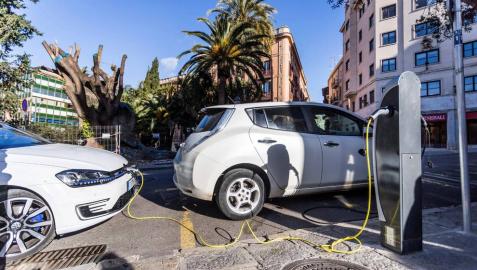 Recarga de vehículos eléctricos en una calle de Palma de Mallorca.