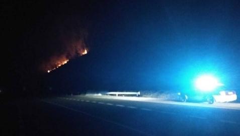 El incendio que ha obligado a cortar la N-121 a la altura de la localidad de Berroeta.