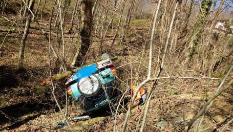 Heridos leves los ocupantes de un vehículo al volcar en Bera