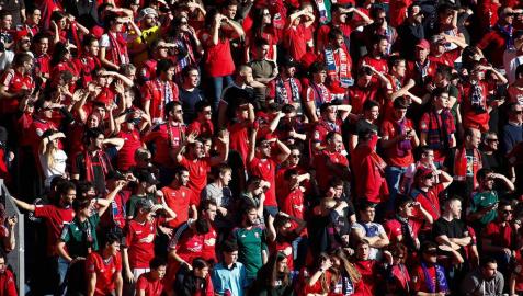 Imágenes de aficionados de Osasuna en las gradas del estadio del Numancia.